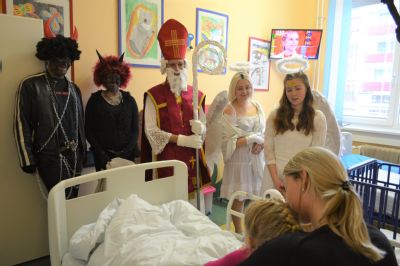 Mikuláš naděloval dětem hospitalizovaným v nemocnicích Středomoravské nemocniční