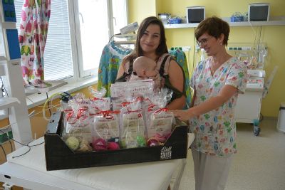 Dětská oddělení v Prostějově i Šternberku dostala dárečky pro nedonošené děti